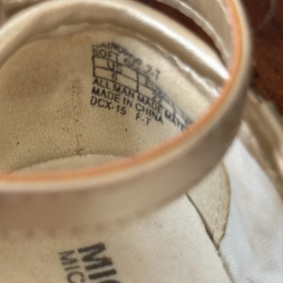 Cute gold shoes sz 6 - Picture 3 of 4